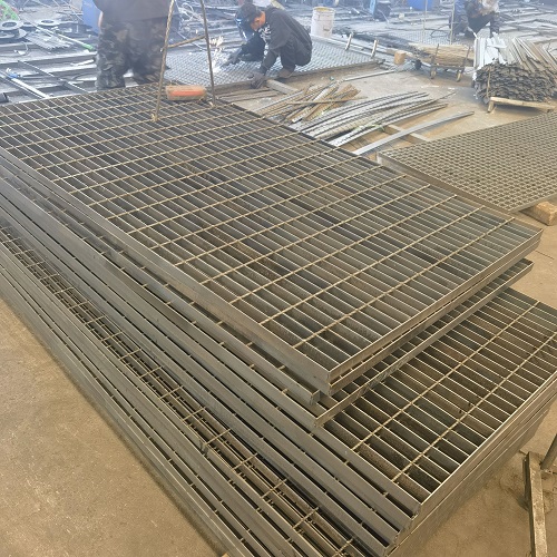高空作業(yè)平臺(tái)專用鋼格板：安全承重設(shè)計(jì)全解析！